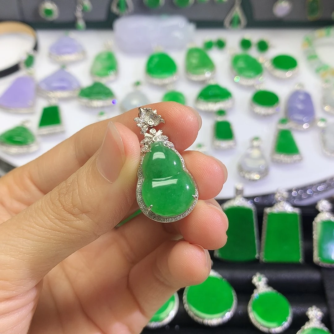 颈饰18K金镶嵌翡翠吊坠