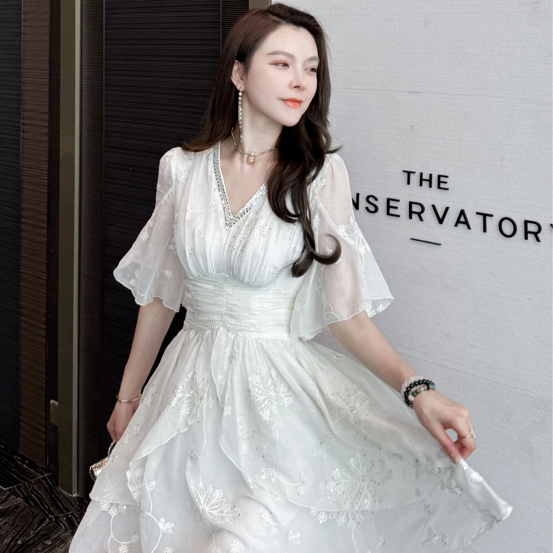 【香氛白茶】时尚夏季气质显瘦重工V领亮片奶白色连衣裙LYQ-2770