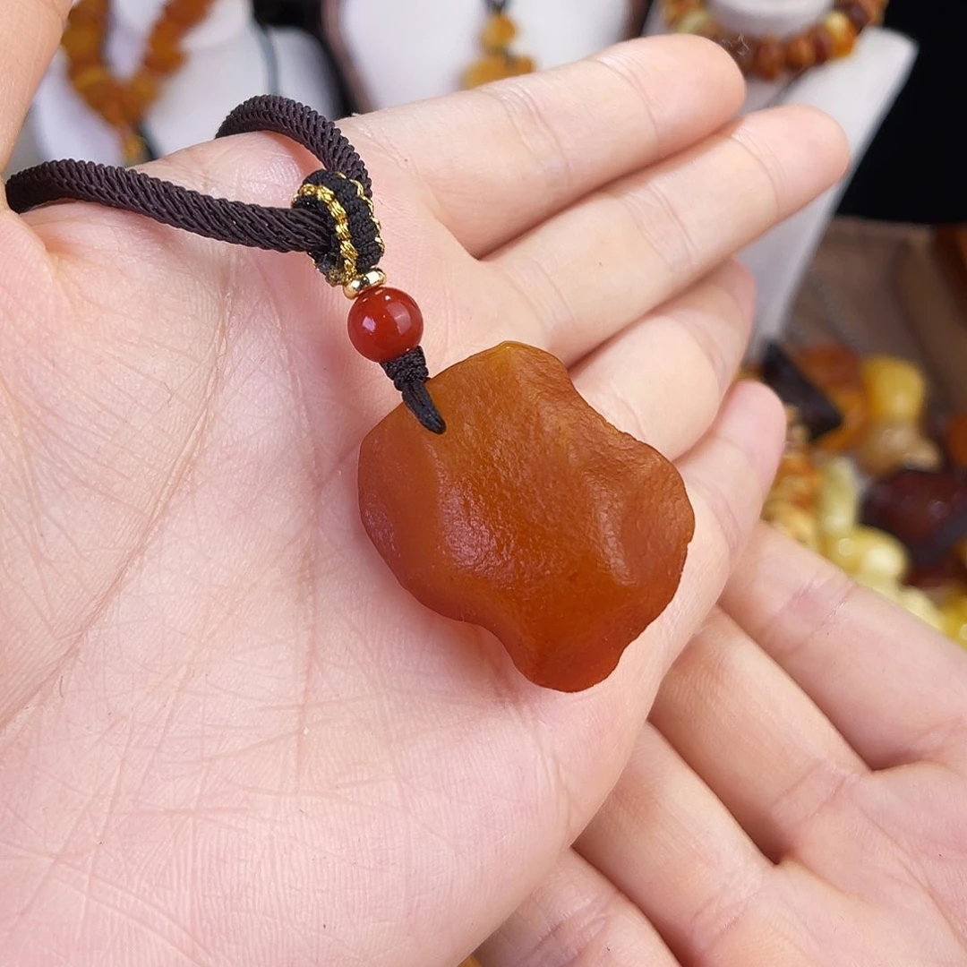 琥珀珠宝奇石未镶嵌。