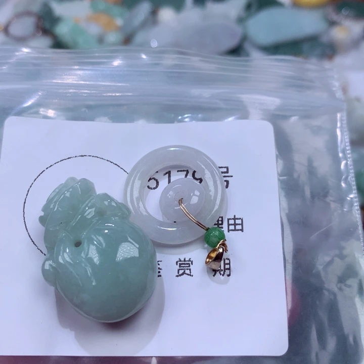 翡翠未镶嵌颈饰挂件