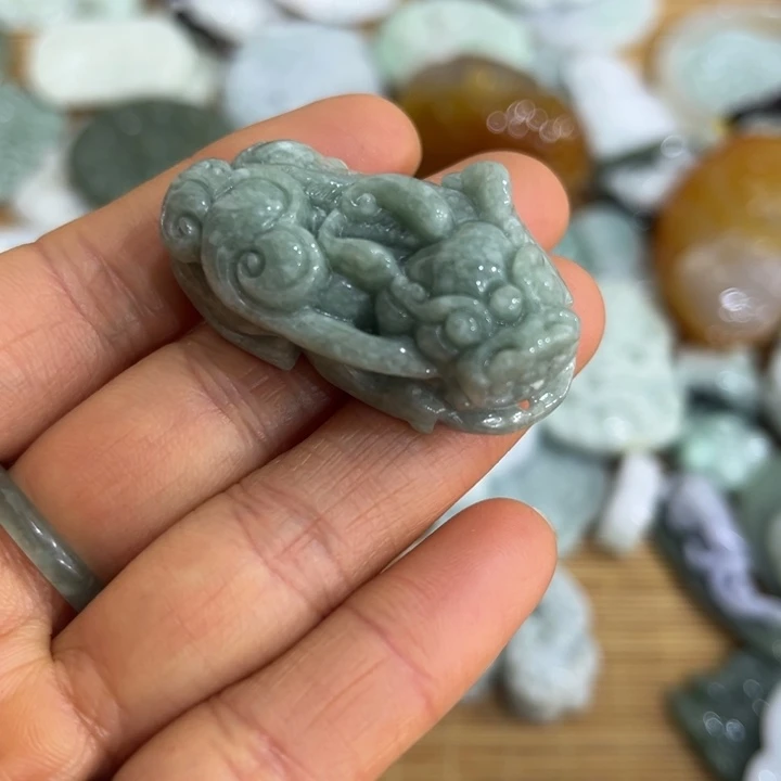 翡翠未镶嵌颈饰有瑕