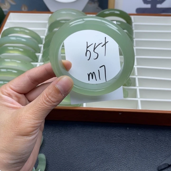 桂***圆蛇纹石玉未镶嵌手镯