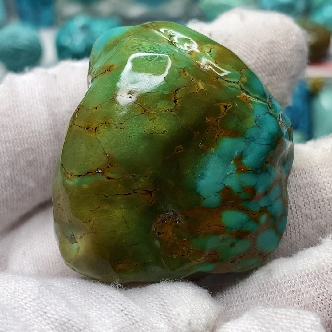 梅***杏绿松石未镶嵌天然原矿 带武汉地大证书