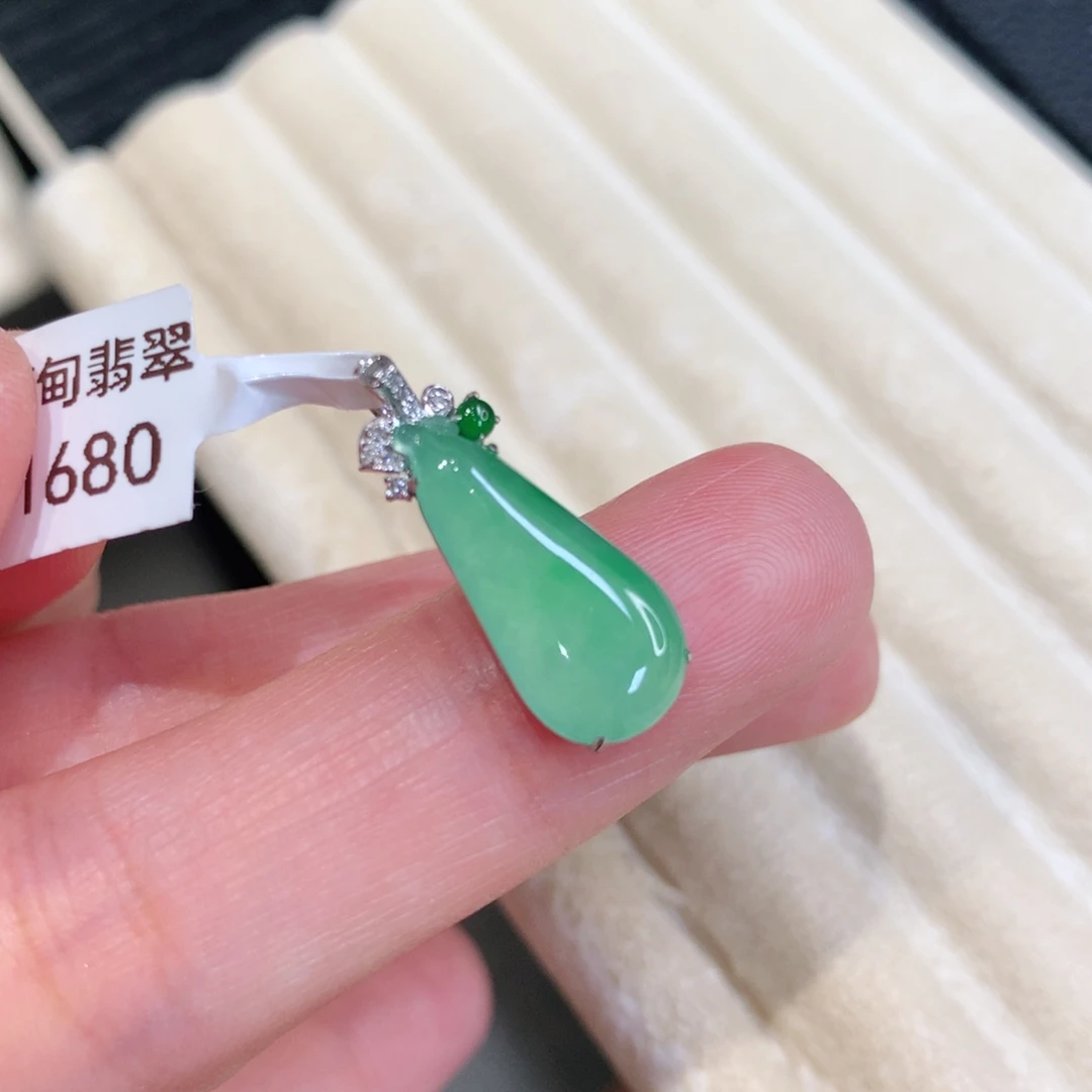 颈饰18K金镶嵌翡翠