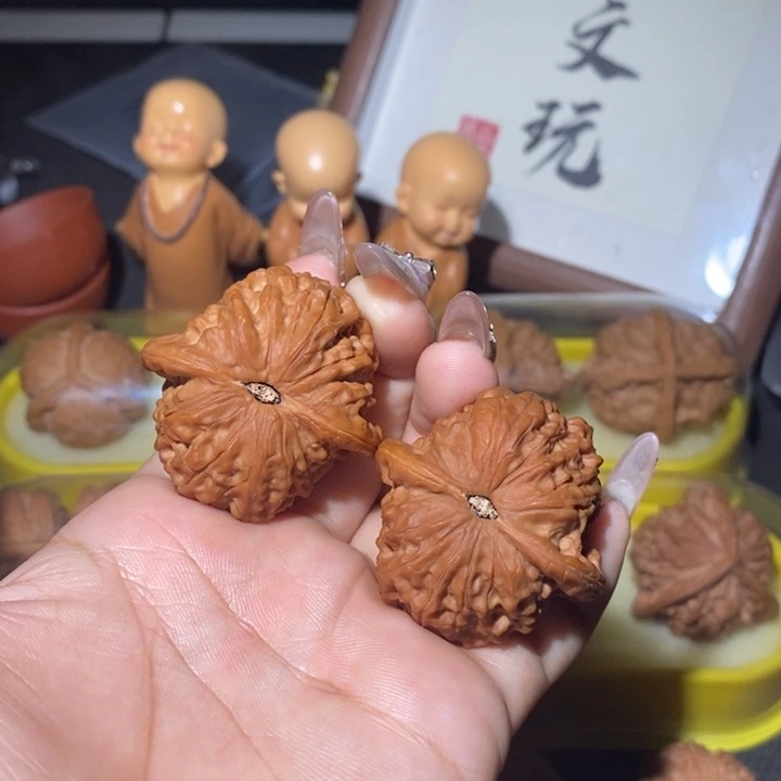 文玩核桃吊坠40血麒麟