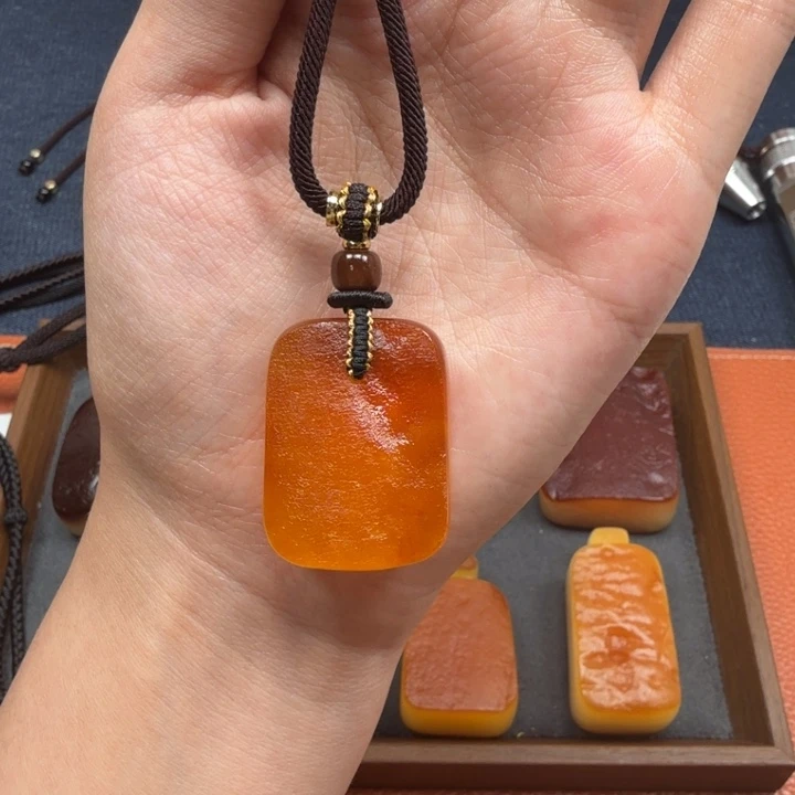蜜蜡未镶嵌吊坠(赠链)