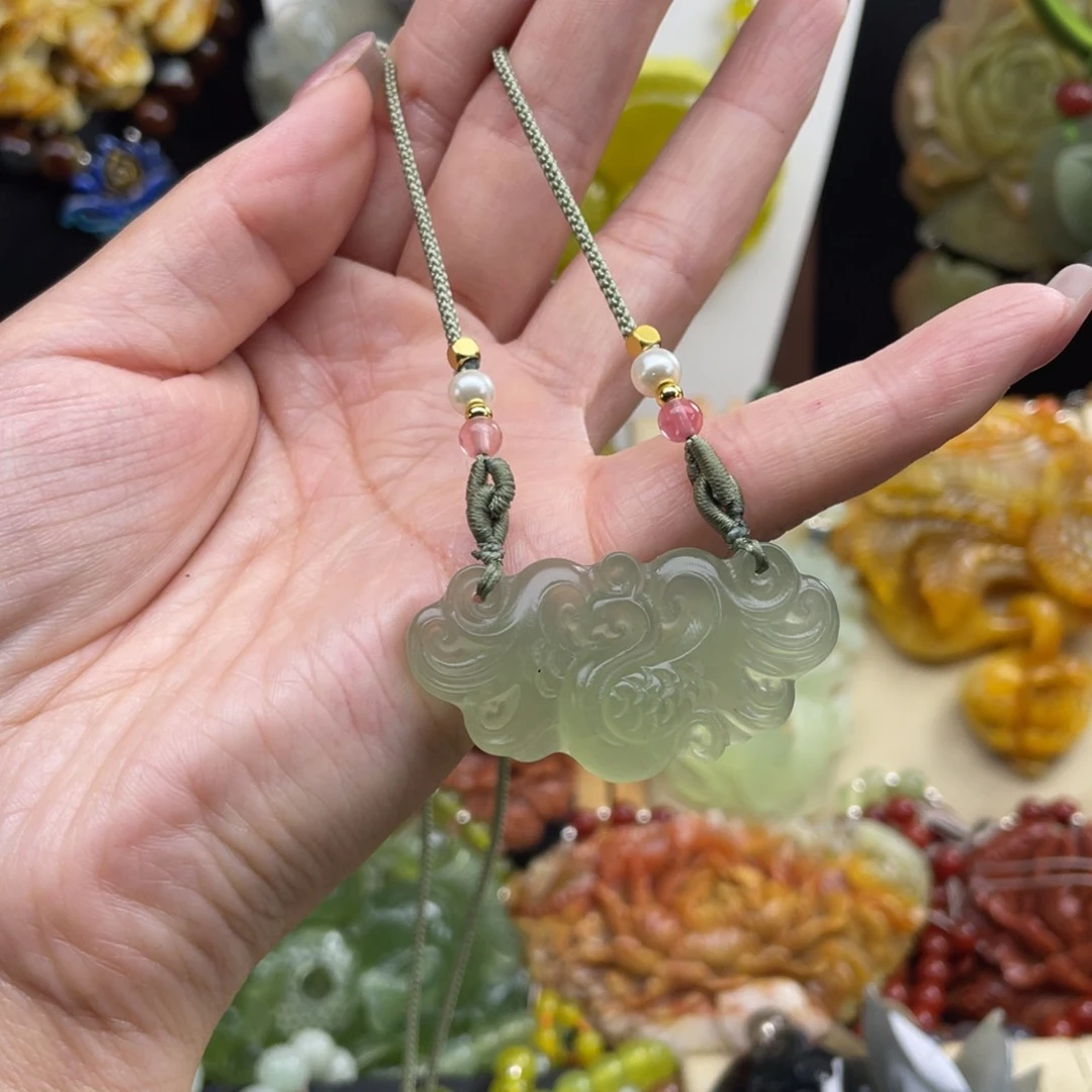 蛇纹石玉未镶嵌颈饰