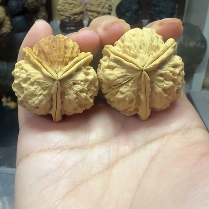 文玩核桃吊坠铁狮子三棱37
