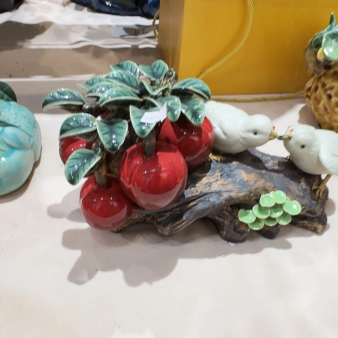陶瓷鸡仔李子摆件的