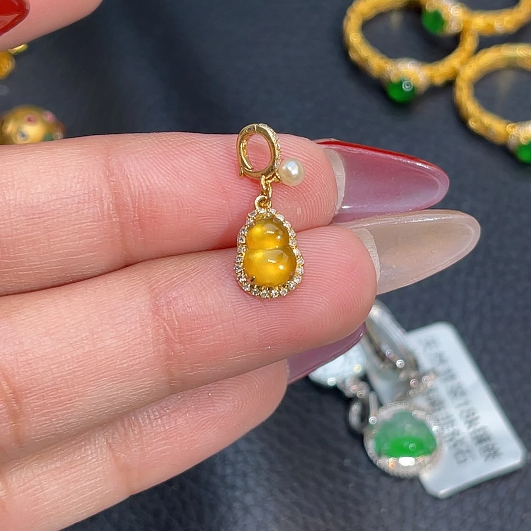 翡翠18K金镶嵌颈饰葫芦