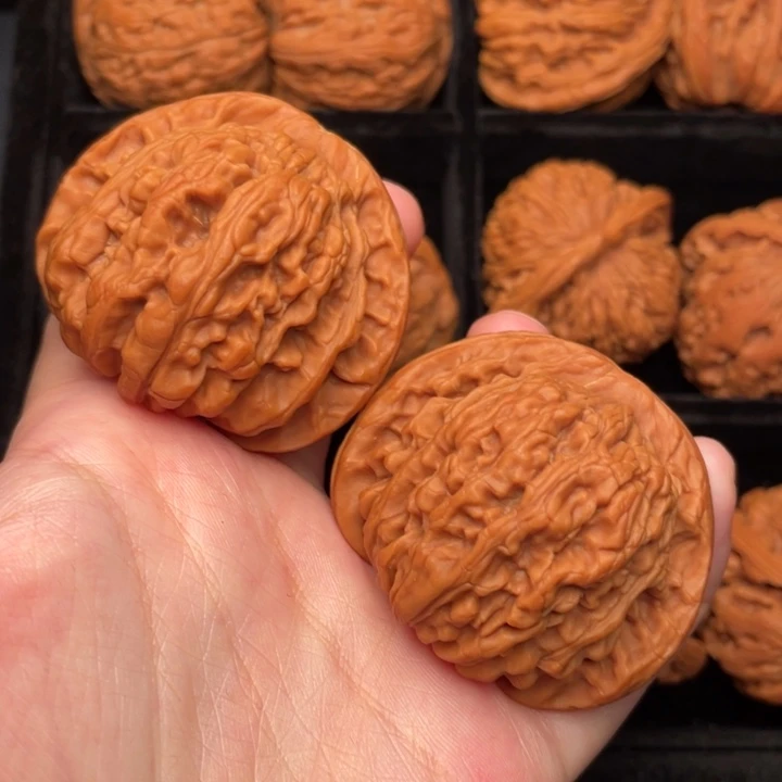 文玩核桃把件秦岭野生文玩核桃