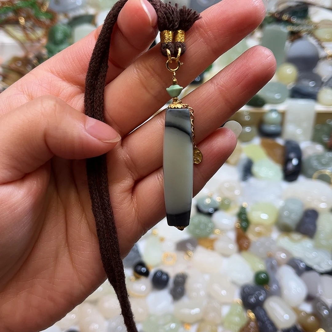 和田玉未镶嵌吊坠(赠链)