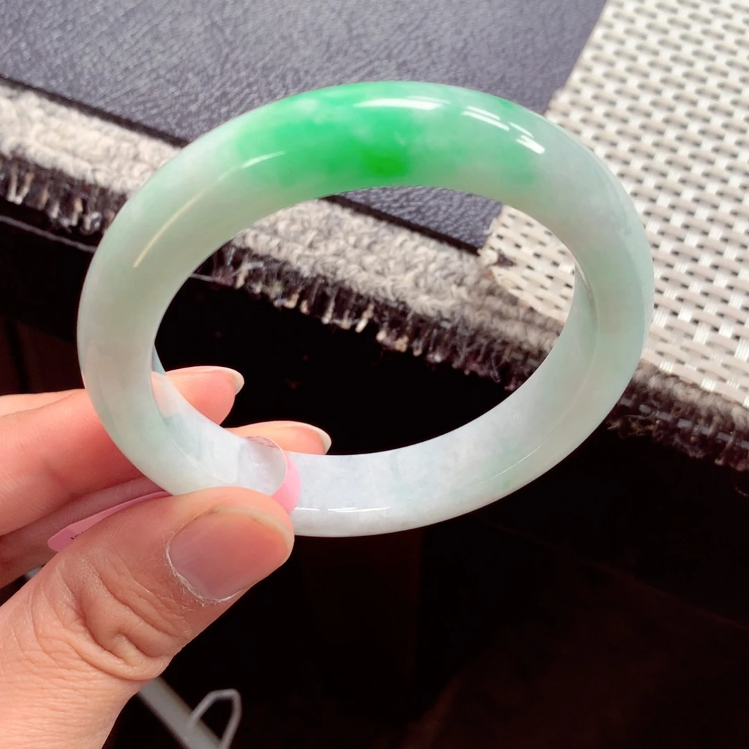 翡翠手镯未镶嵌缅甸