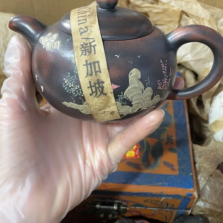 紫砂茶壶原矿泥料手工制作的一把紫砂壶。