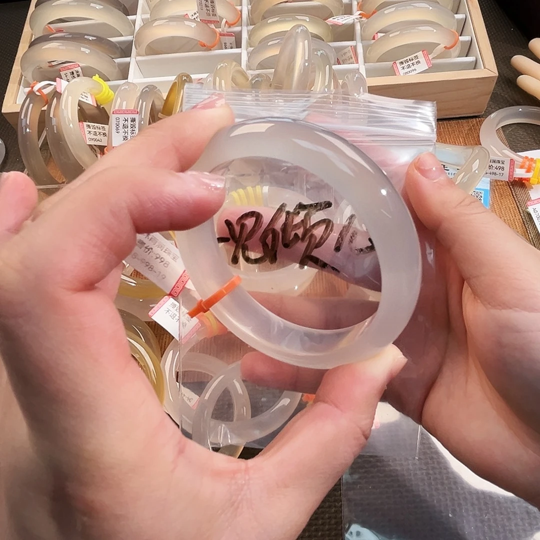 一***心玛瑙/玉髓未镶嵌手镯