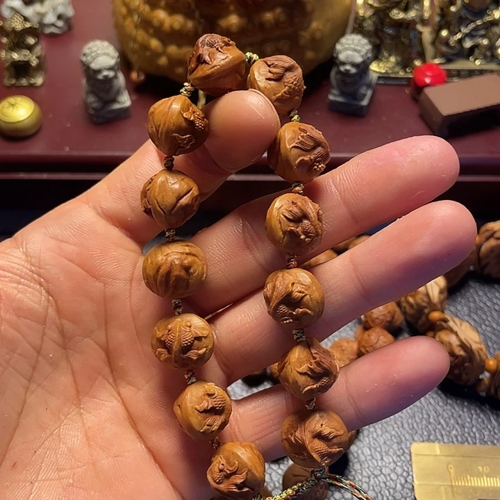 龙纹桃核雕刻金鱼