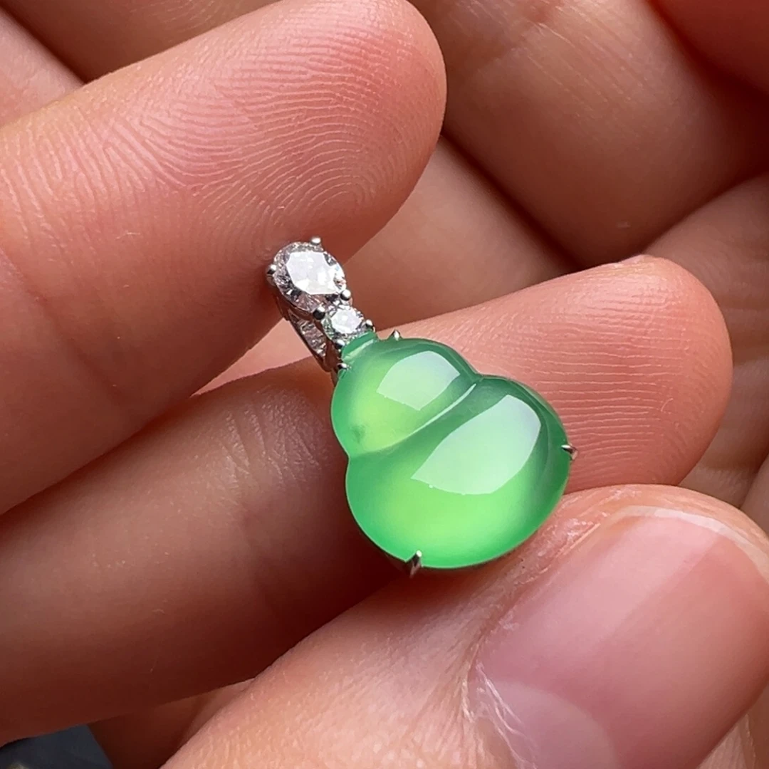 翡翠18K金镶嵌颈饰Y木那炸光葫芦