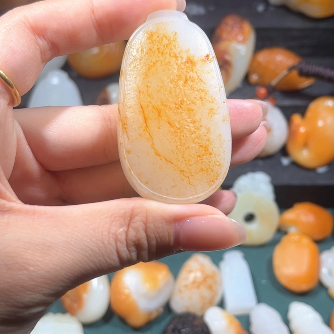 谭***峰和田玉未镶嵌颈饰