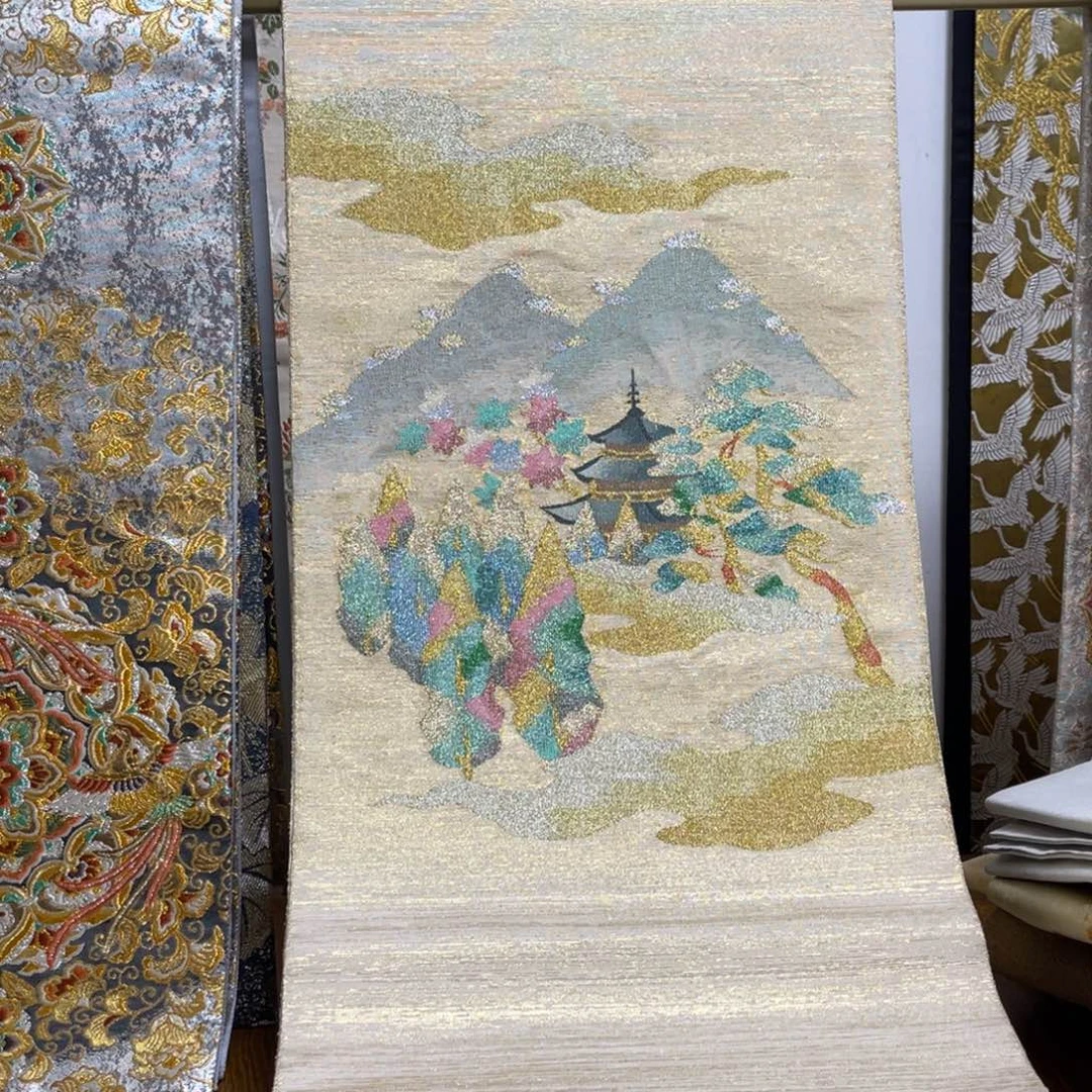织绣织锦，织锦缎。织锦