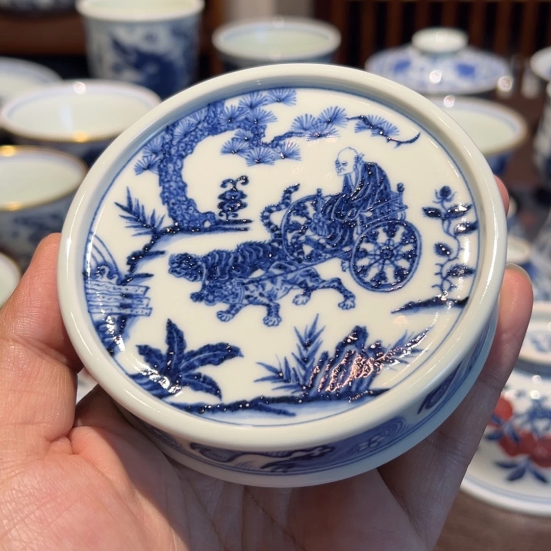 精品青花鬼谷子下山图盖置面径约8.2厘米