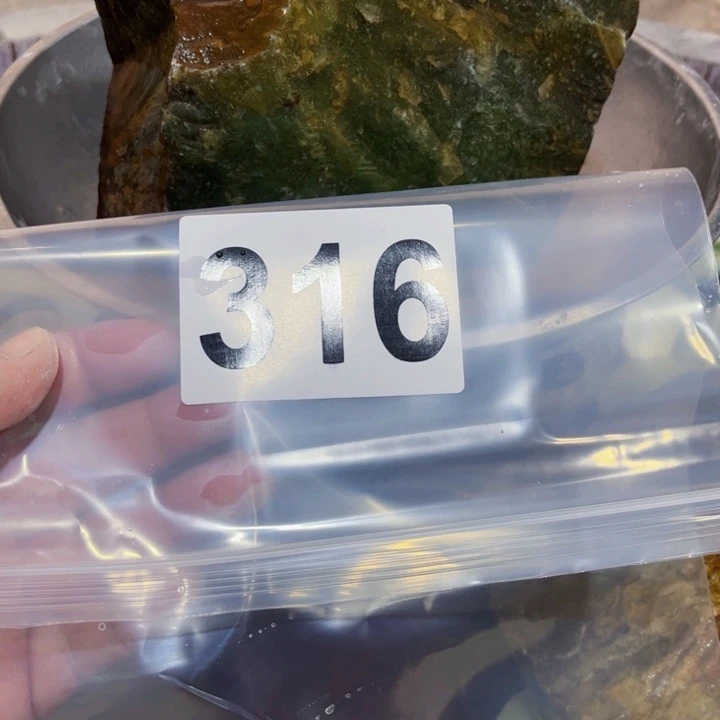 巴***-蛇纹石玉未镶嵌珠宝半成品