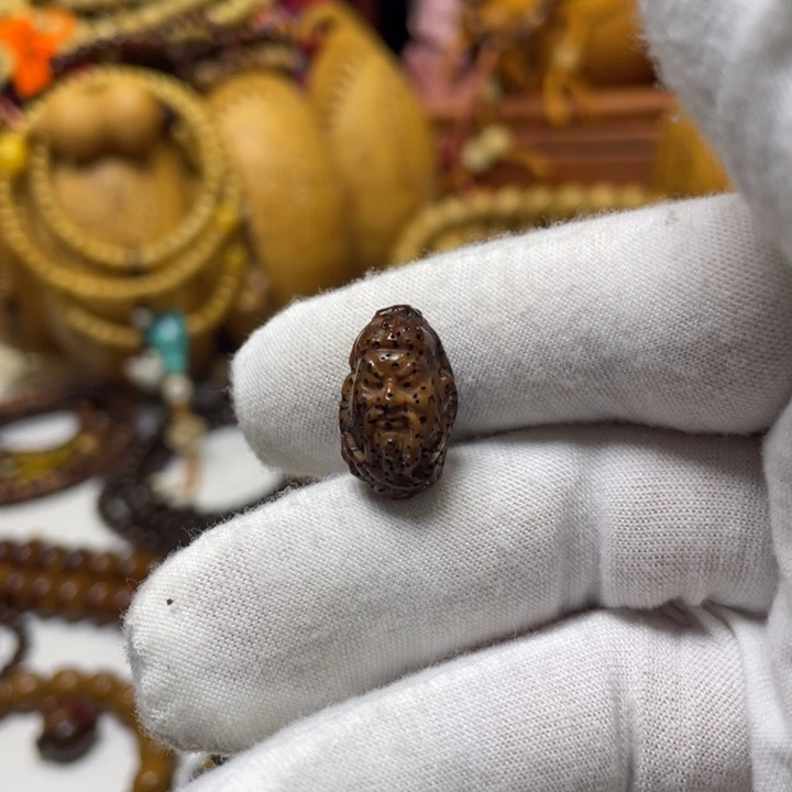 手串星月菩提雕刻关公
