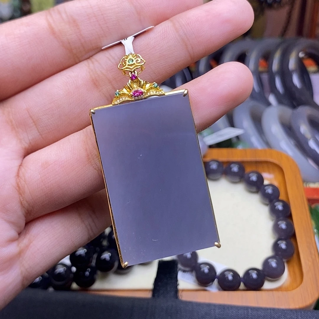 和田玉未镶嵌颈饰浓烟紫葡萄紫金镶无事牌孤品