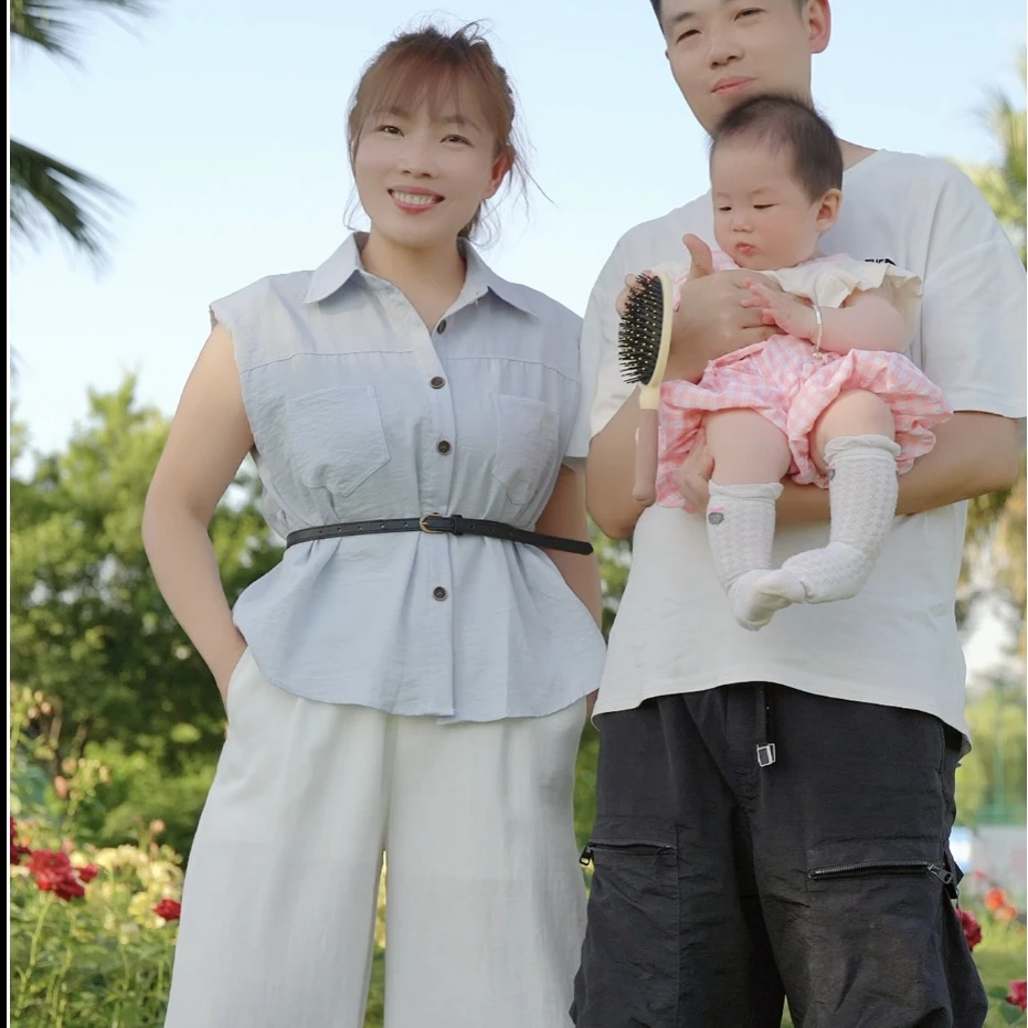 蓝色无袖衬衫上衣白色裤子套装