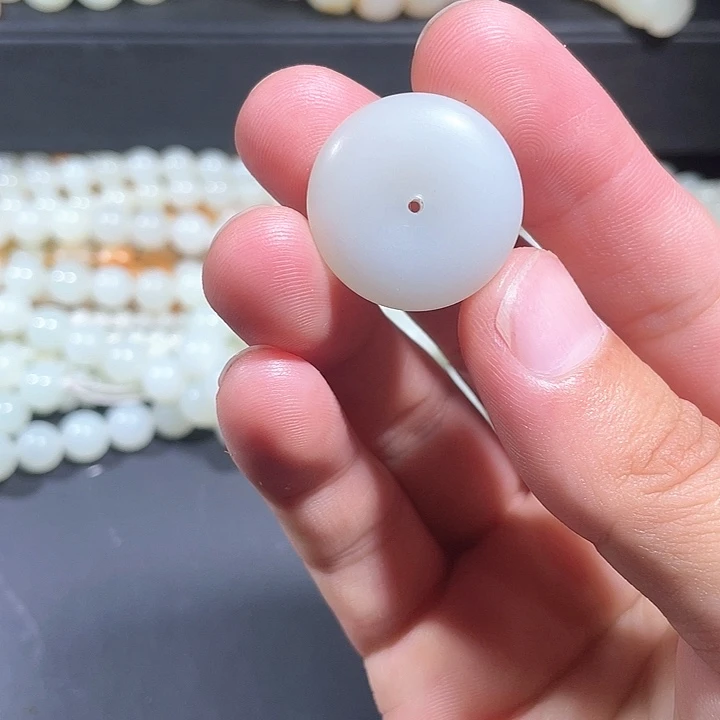 和田玉未镶嵌颈饰无****?平安扣