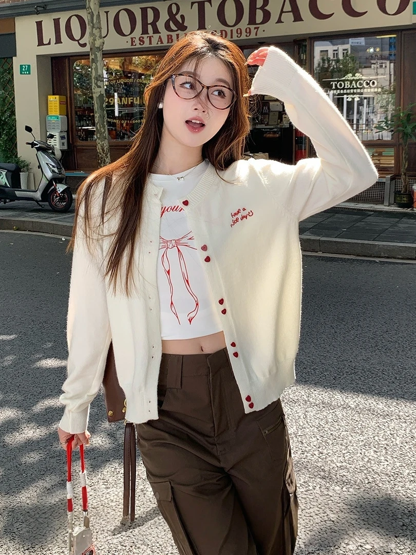 奶白色毛衣开衫女秋季新款爱心扣短款针织外套韩系设计感小众上衣
