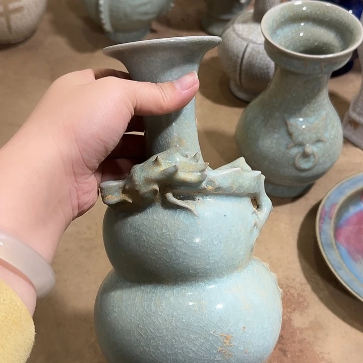 摆件底部有窑沾瓷器