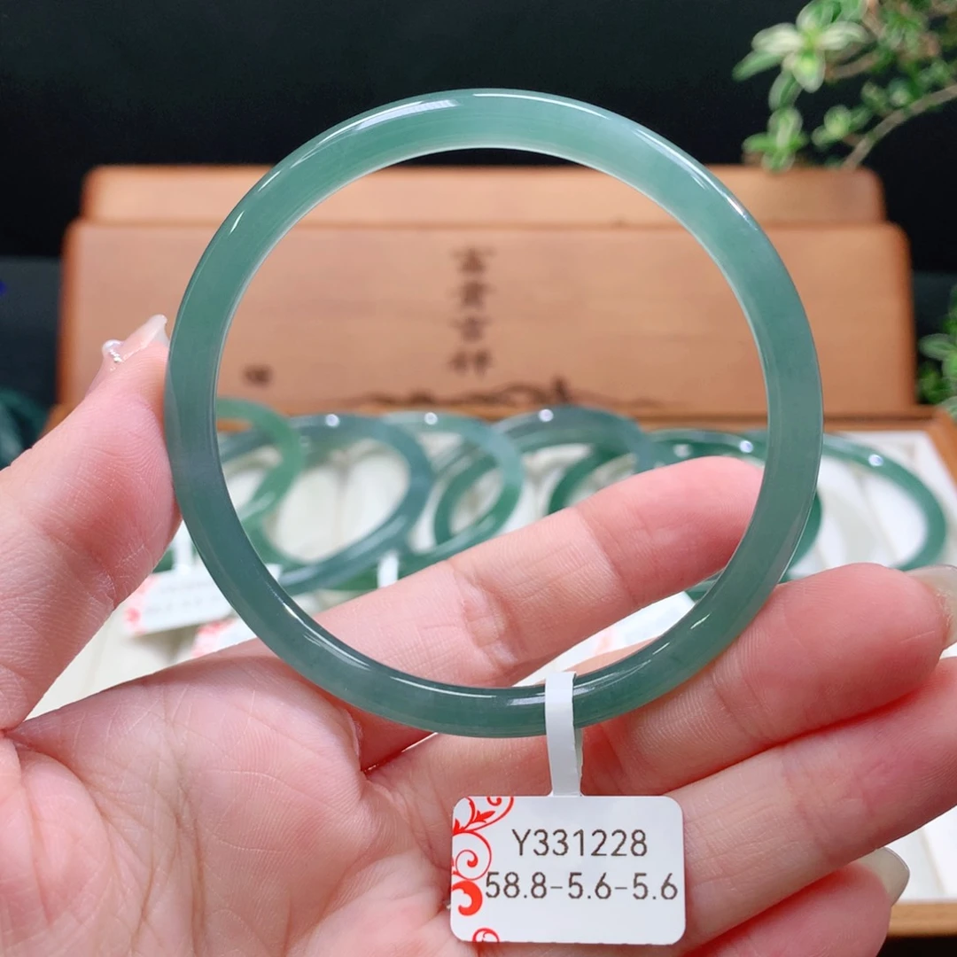 翡翠手镯未镶嵌天然