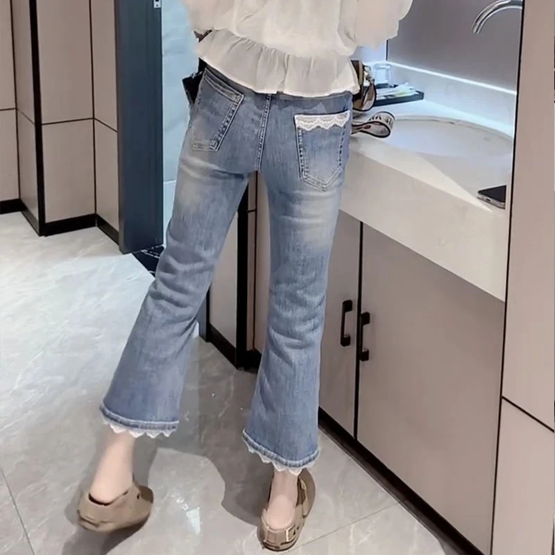 2025夏季新款大码弹力百搭洋气牛仔裤子女蕾丝拼接高腰显瘦微喇裤