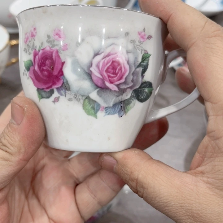 碟釉下五彩的瓷器和瓷器