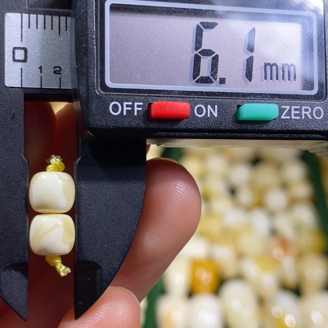 蜜蜡未镶嵌裸石配饰