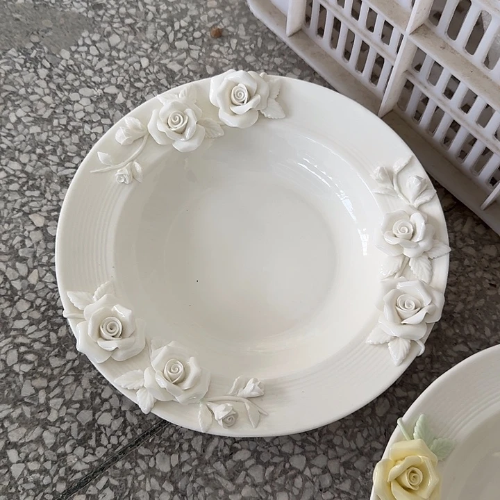 微瑕黑点白色玫瑰花草帽盘
