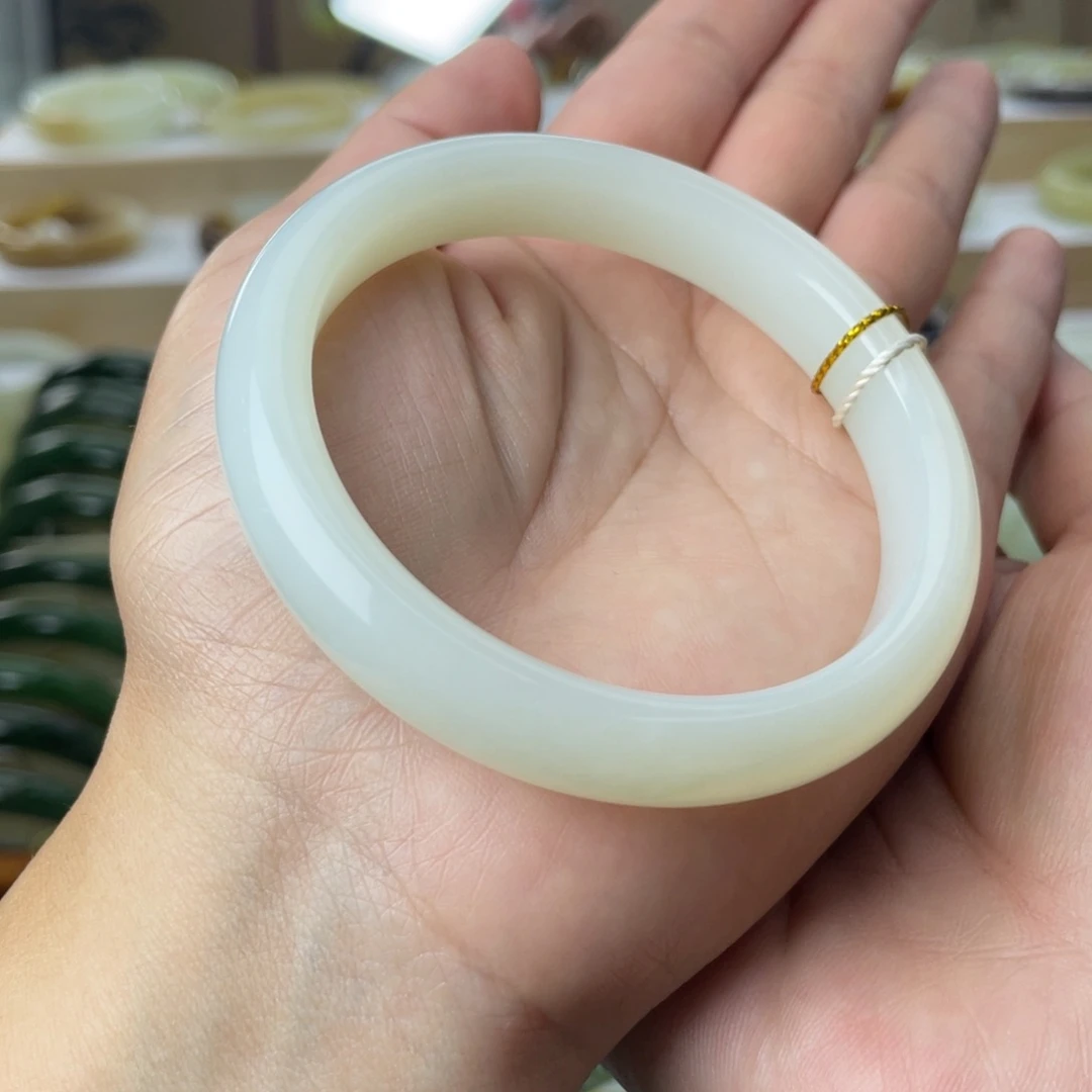 裂***光和田玉手镯未镶嵌