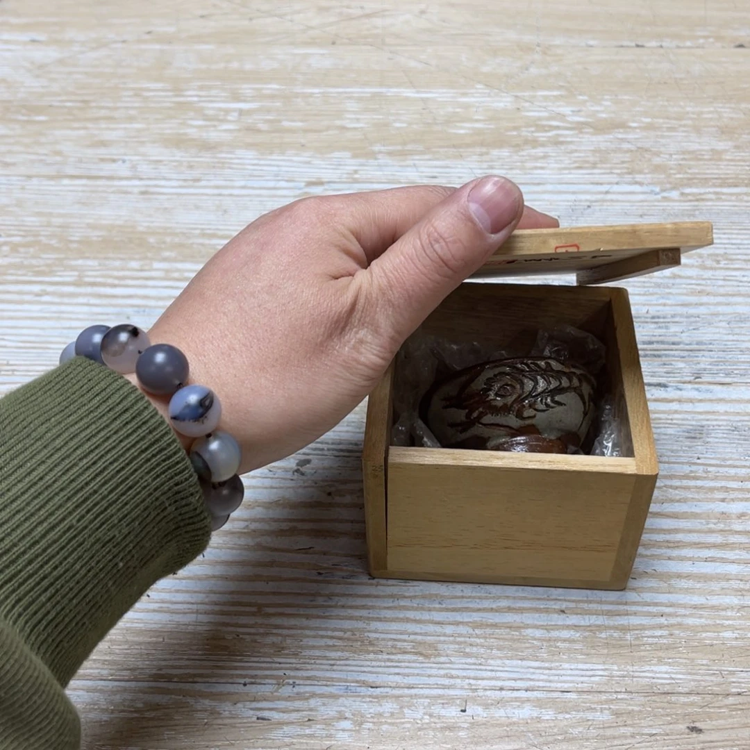 瓷片明**竹密密麻麻地排列着