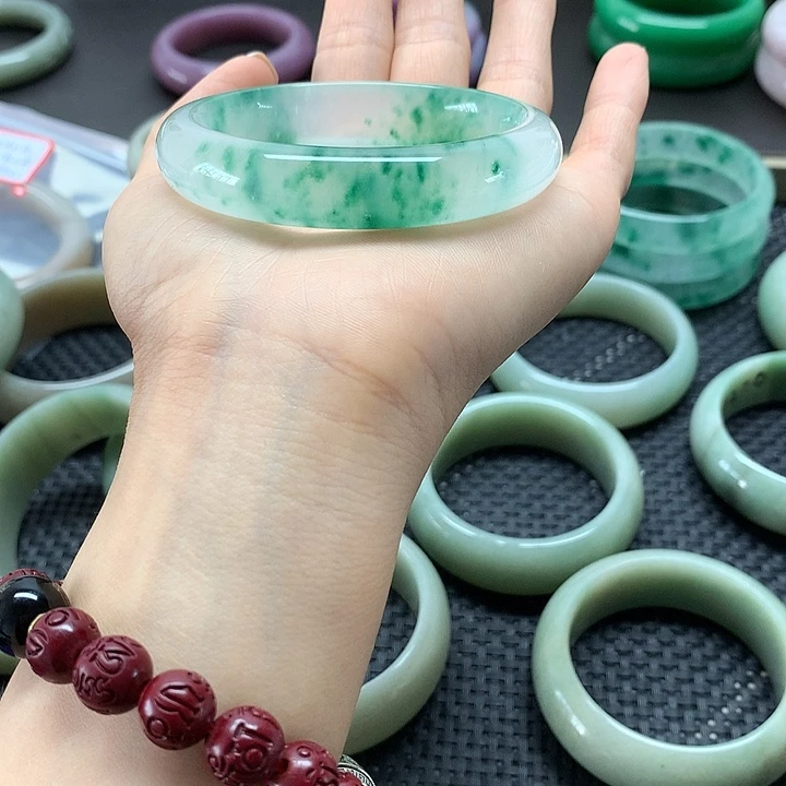 地***妹石英质玉手镯未镶嵌