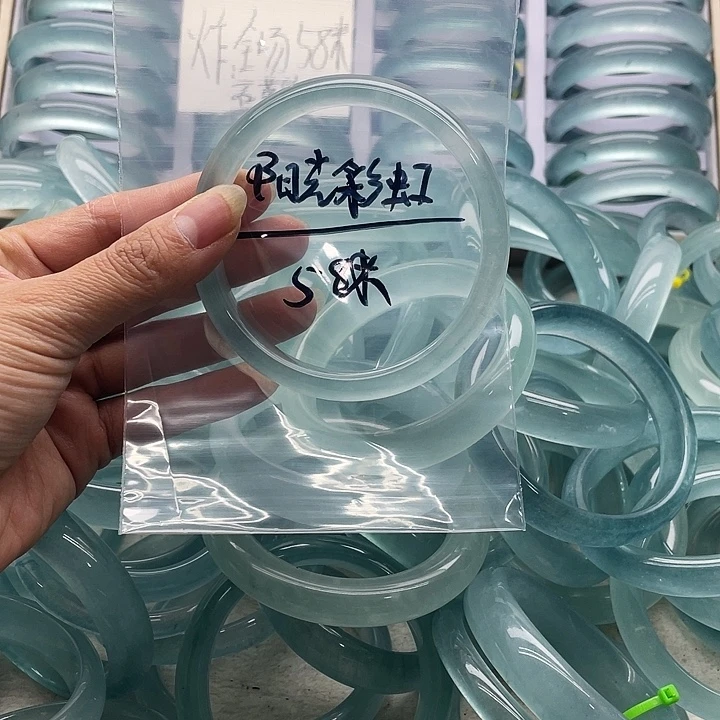 阳***虹石英质玉未镶嵌手镯