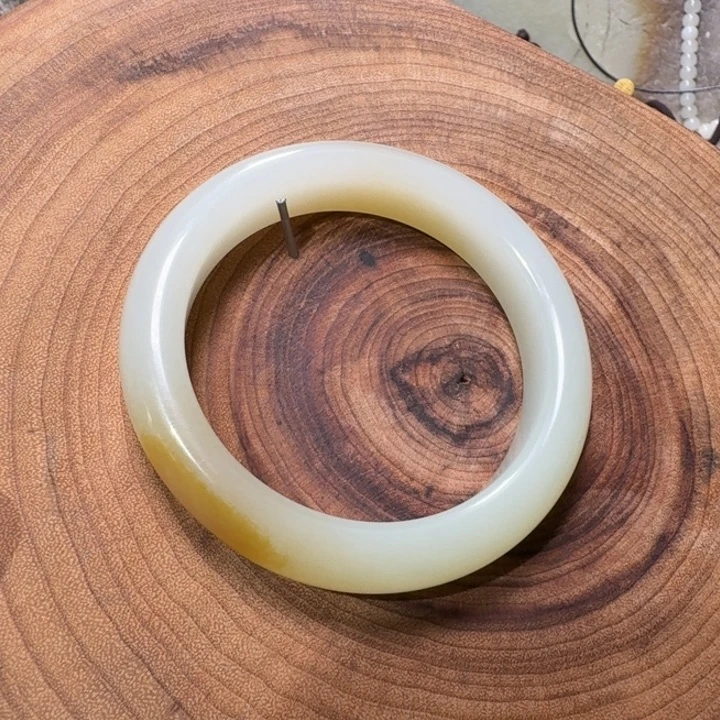 和田玉未镶嵌手镯