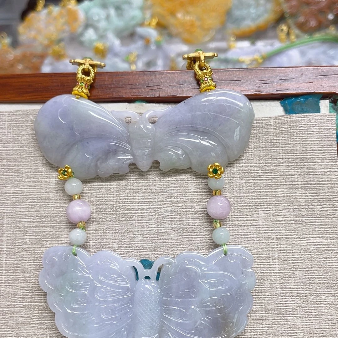 翡翠未镶嵌颈饰双蝴蝶