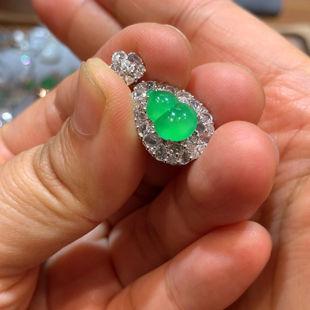 我***羯颈饰18K金镶嵌翡翠吊坠