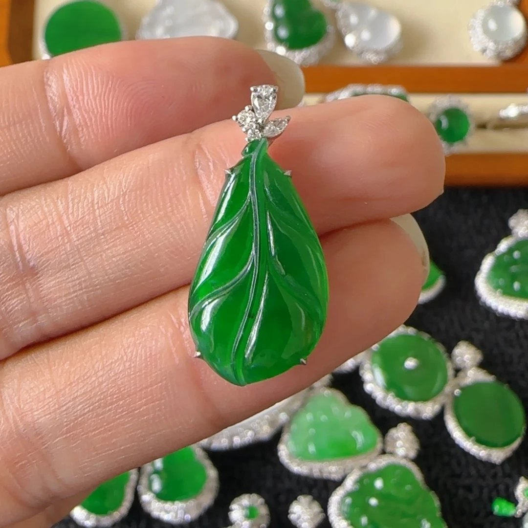 翡翠18K金镶嵌颈饰吊坠