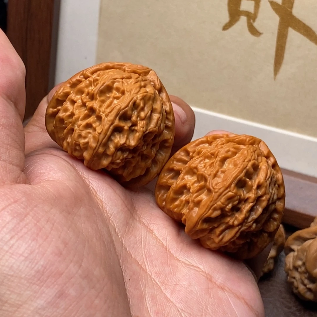 文玩核桃吊坠极品三角白39尺40克