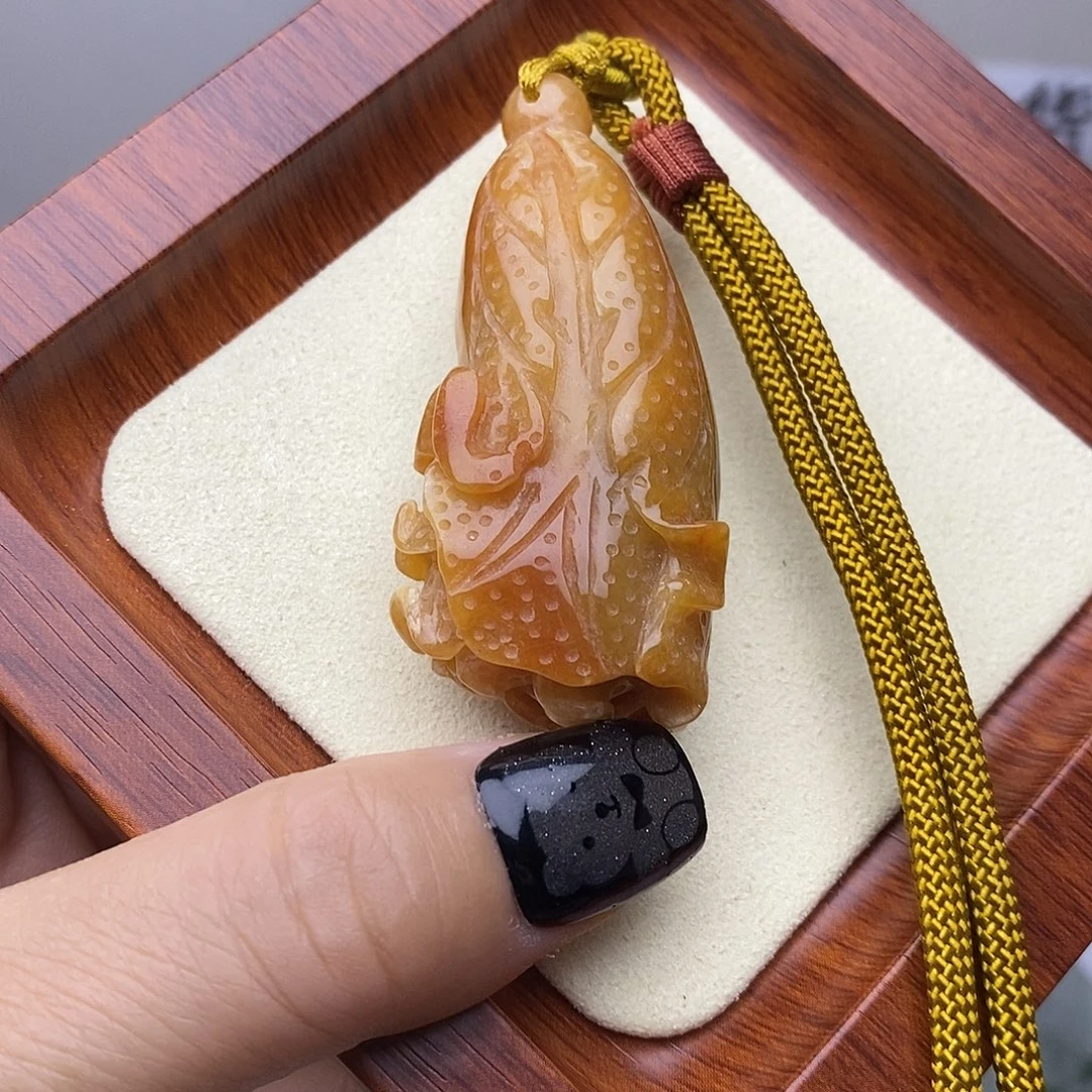 翡翠未镶嵌颈饰红翡白菜
