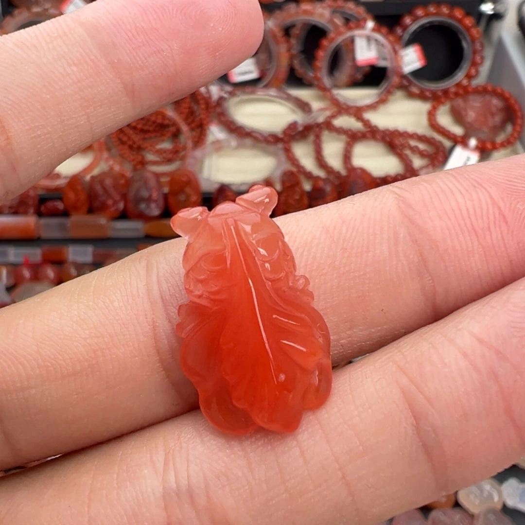 南红玛瑙未镶嵌颈饰金鱼