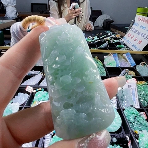 翡翠未镶嵌颈饰一个