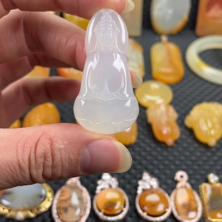 石英质玉（黄龙玉）未镶嵌颈饰