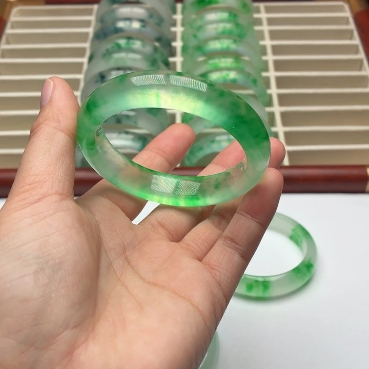 幸***8石英质玉未镶嵌手镯